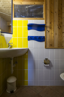 Kleines Bad im Untergeschoss mit Lavabo und WC