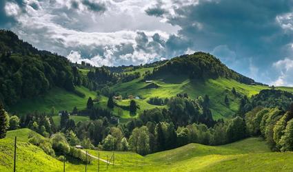 In dieser wunderschönen Appenzeller Hügellandschaft liegt der Bauernhof.