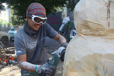 Aus Glarner Baumstämmen machen internationale Bildhauerinnen und Bildhauer kunstvolle Skulpturen.