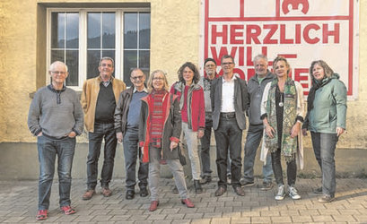 Zehn der 13 Kunstschaffenden vor den Werkhallen