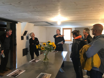 Architekt Thomas Aschmann führt durch die frisch renovierte «Sennhütte»