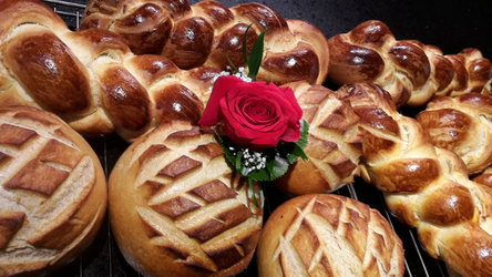 Selbstgemachter Zopf und Brot