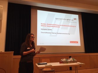 Gemeinderätin Andrea Trummer begrüsst die Anwesenden