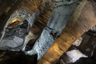 Imposante Kreuzgänge und Spitzbögen