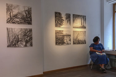 Tanja Bykova mit einigen Aquarellen