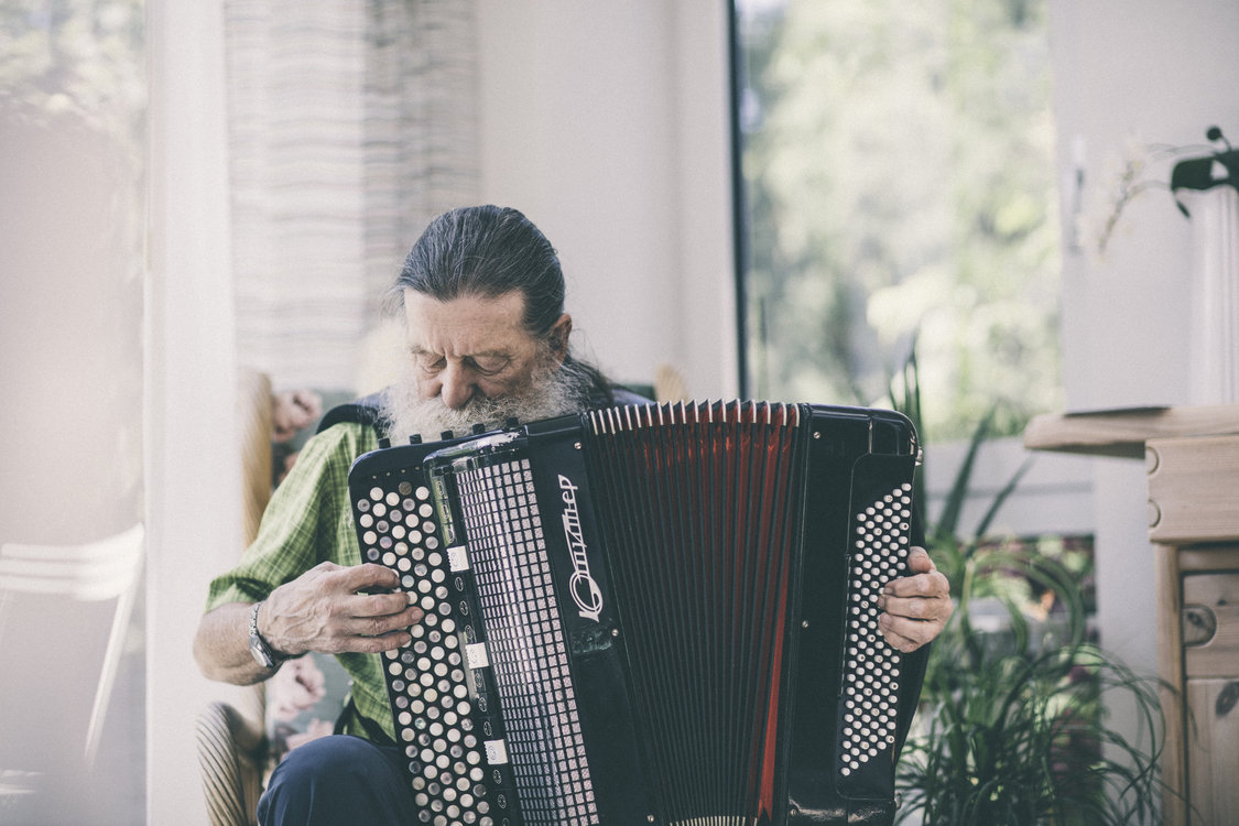 Rebell Mit Ziehharmonika Zug Kultur
