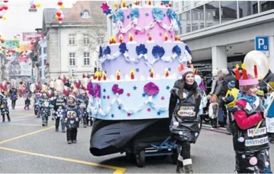 Schulkinder%20des%20Workshops%20Stadtschulen%20beim%20Umzug%202018%20auf%20der%20Bahnhofstrasse%20in%20Zug.%20%28Bild%20Werner%20Schelbert%29