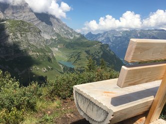 Glarner Bänkli auf dem «Chnüügrat» bei Braunwald mit Blick zum Oberblegisee. Bild: Braunwald-Klausenpass Tourismus AG