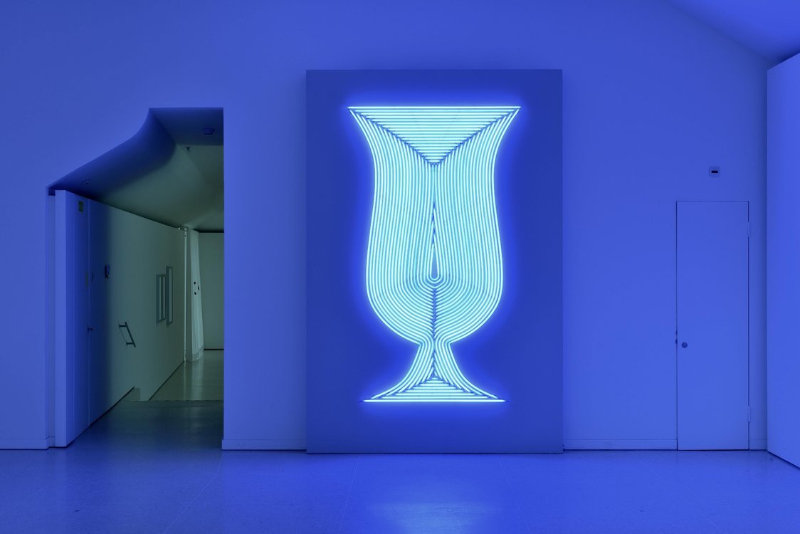 Bethan%20Huws%2C%20The%20Large%20Glass%2C%202013%2C%20Kunsthaus%20Zug%2C%20Stiftung%20Sammlung%20Kamm%2C%20Foto%3A%20Charles%20Duprat%2C%20%C2%A9%E2%80%892018%2C%20Pro%20Litteris%2C%20Z%C3%BCrich
