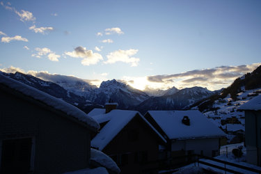 Schön Aussicht auf die Glarner Alpen und über das Dorf Amden