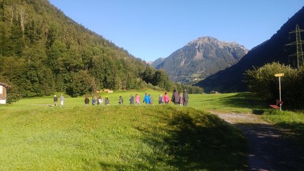 Gute Laune bei Traumwetter: Die Studierenden unterwegs bei Matt. (Foto: zvg)