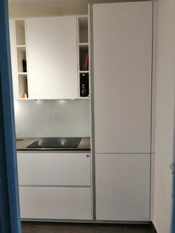 Eingang Küche mit Blick auf Kühlschrank/Gefrierschrank und Herd