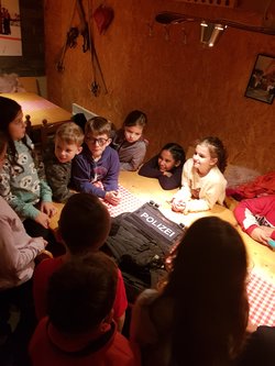 Die Drittklässler lauschen interessiert den Geschichten des Polizisten