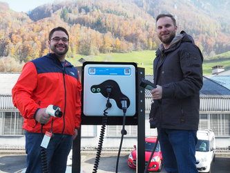 Patrick Flammer (rechts), Autocenter K. Flammer und Jürg Zentner (links) von den tb.gla-rus fruen sich über die neue E-Ladestation des Autocenters K. Flammer