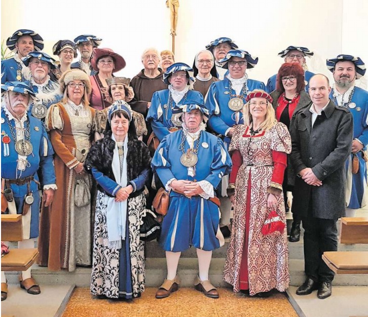 Die%20illustre%20Gesellschaft%20in%20traditioneller%20Kleidung.%20%28Bild%20PD%29