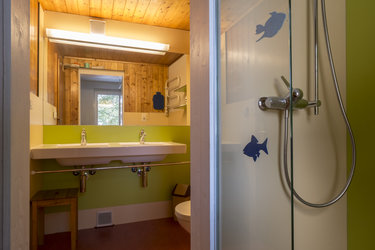 Badezimmer mit Dusche und zwei Lavabos