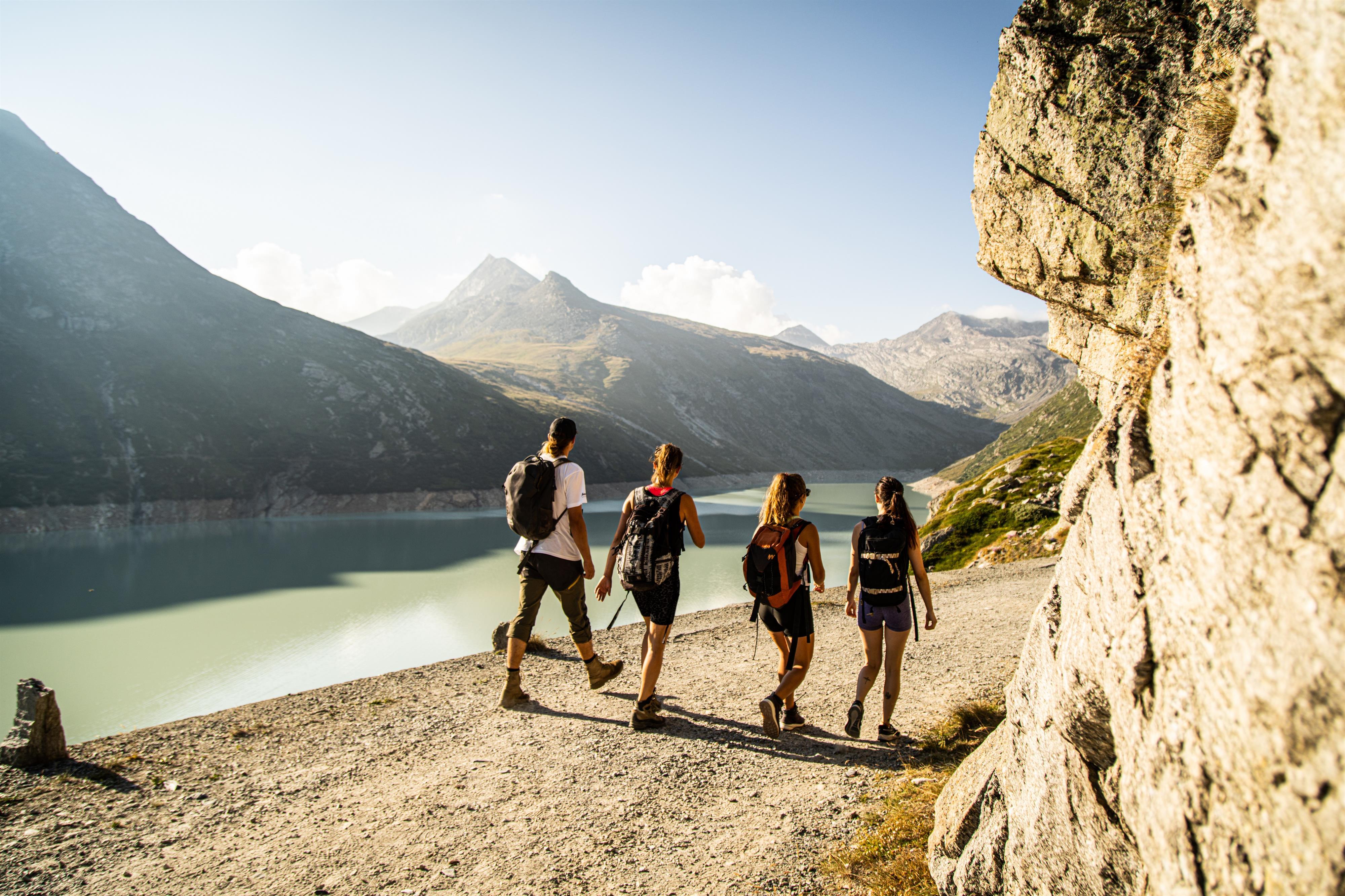 Schweizer Wandernacht - Sonnenaufgang hoch über dem Mattmarksee