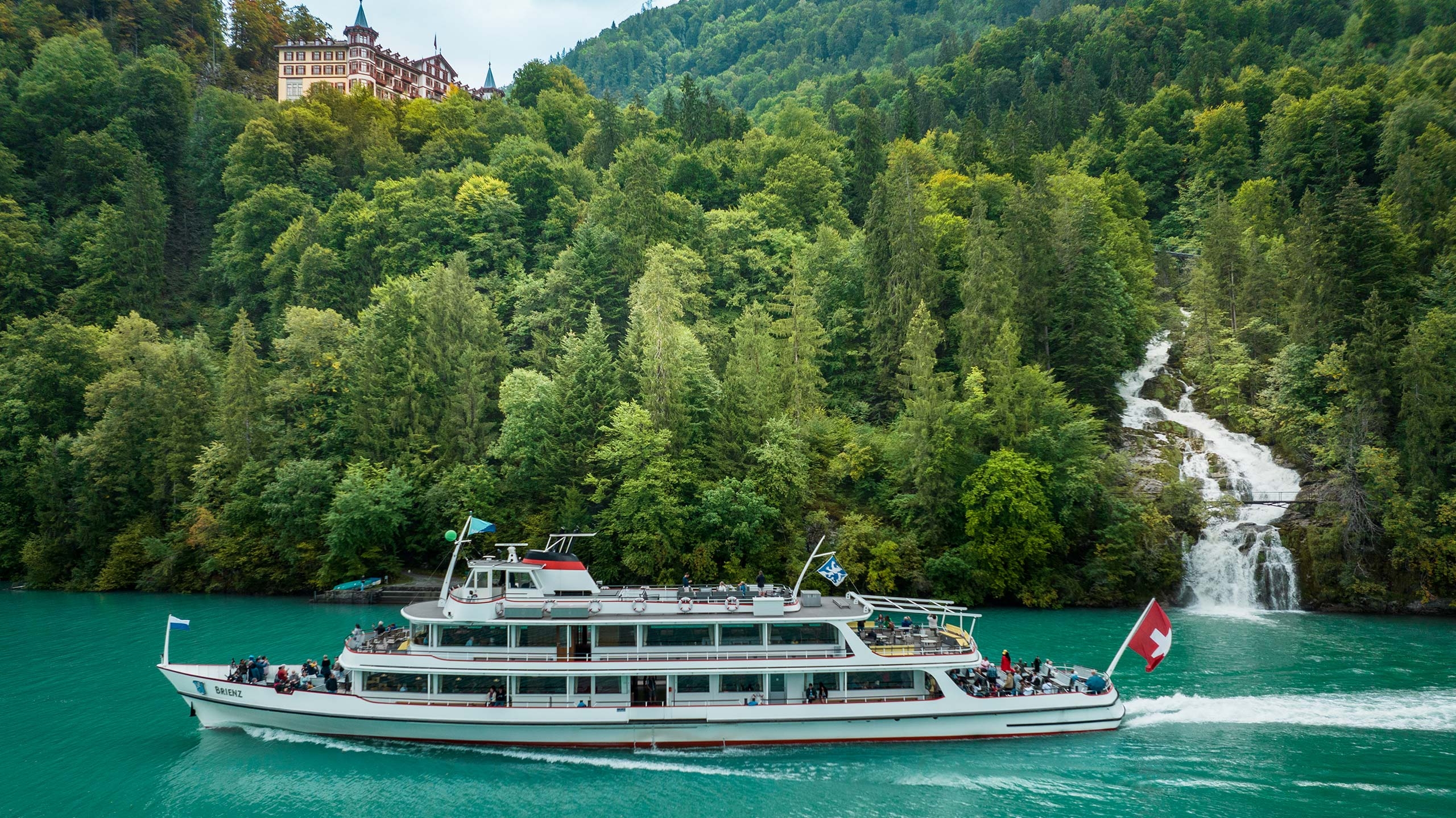 Fajita Schiff unterwegs vor dem Giessbach