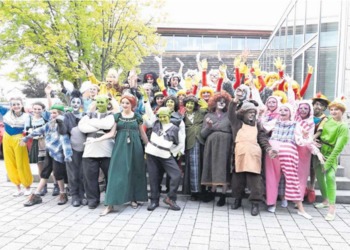 Die%20bunte%2C%20gut%20gelaunte%20Truppe%20posiert%20f%C3%BCrs%20Foto.%20%28Bild%20PD%29