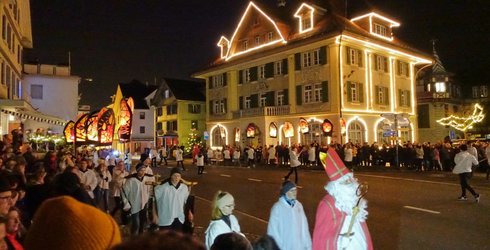 Umzug auf dem Dorfplatz
