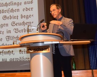 Peter Geiger (im Bild) führt am Montag, 20. Mai, durch die Ausstellung.