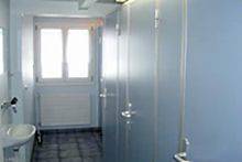 Jedes Zimmer hat einen eigenen Waschtisch, Toiletten und Duschen befinden sich hier.