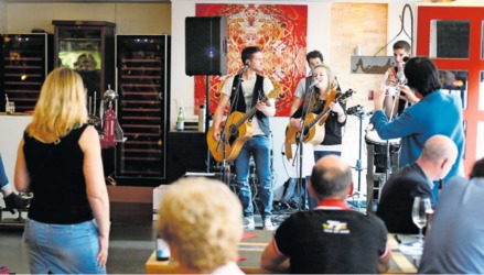 Am%20Primavera-Festival%20gibt%20es%20auch%20dieses%20Jahr%20wieder%20Livemusik%20in%20der%20Altstadt.%20Im%20Bild%20die%20Acoustic%20Horse%20Riders%20aus%20Illgau%20%28SZ%29%20im%20%C2%ABIm%20Hof%C2%BB%20bei%20der%20ersten%20Durchf%C3%BChrung%20des%20Festivals%20vor%20zwei%20Jahren.%20%28Bild%20Stefan%20Kaiser%29