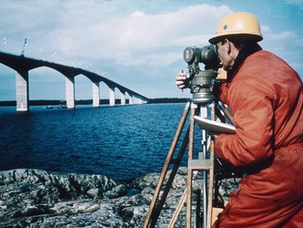 Bestimmung eines Höhenfixpunktes auf der Ölandbrücke in Schweden mit dem Präzisionstheodolit DKM3 von Kern1973. Foto © SMA