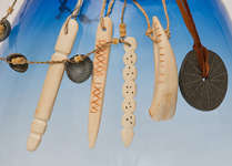 Schmuck aus eiszeitlichen Materialien. Foto Museum für Urgeschichte(n) Zug, Res Eichenberger.