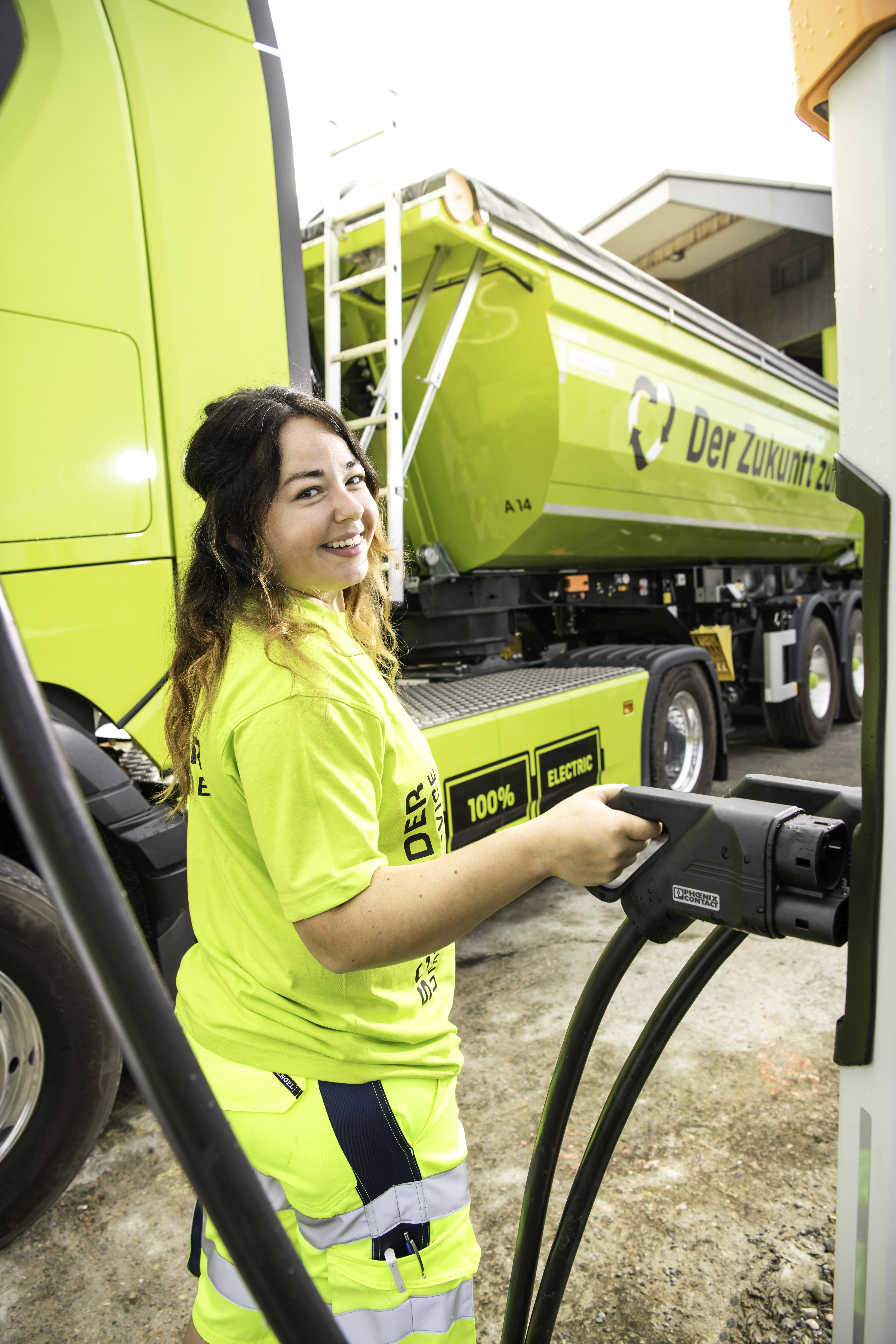 Ladeinfrastruktur für E-LKW und E-Baumaschinen im Alltag