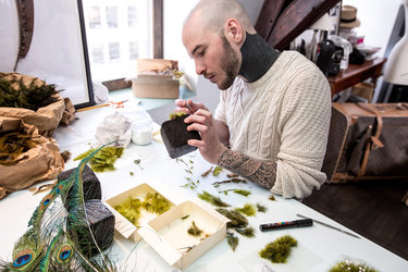 Atelier M. Marceau & Maison Sacco Baret / Artisan d'Art Plumassier Maxime Leroy: «Atelierporträt von Maxime Leroy», 2017 / ©/Foto: Julien Cresp