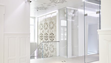 Intérieur, mur syrien d'avant-guerre (Alep) et poutre baroque
