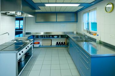 Die Küche ist mit allem notwendigen ausgestattet um 50 Personen zu bekochen.