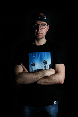 Radical aka Peter Baumgartner singt mit YT aka Yannick Tinner #herbschtimschlitz. Bild: Pressebilder «Vrenelisgärtli», Catcha’ Music
