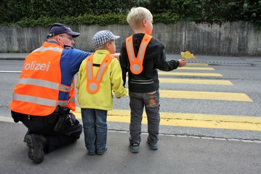 Rad steht - Kind geht: Kantonspolizei wirkt präventiv am Schulbeginn - 1