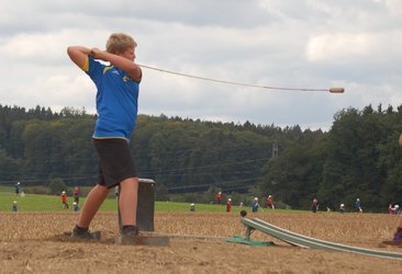 Nachwuchs-Hornusser der HG Aetingen im Einsatz am letzten Eidgenössischen.