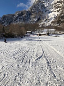 Reger Betrieb auf der Ski- und Schlittelpiste der «Mugi» in Netstal.