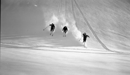 Drei Skifahrer im Glarnerland, undatiert. Landesarchiv des Kantons Glarus, Bestand Foto Schönwetter.