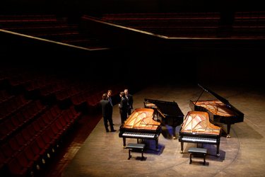 4 Flügel 4 Pianisten stehend