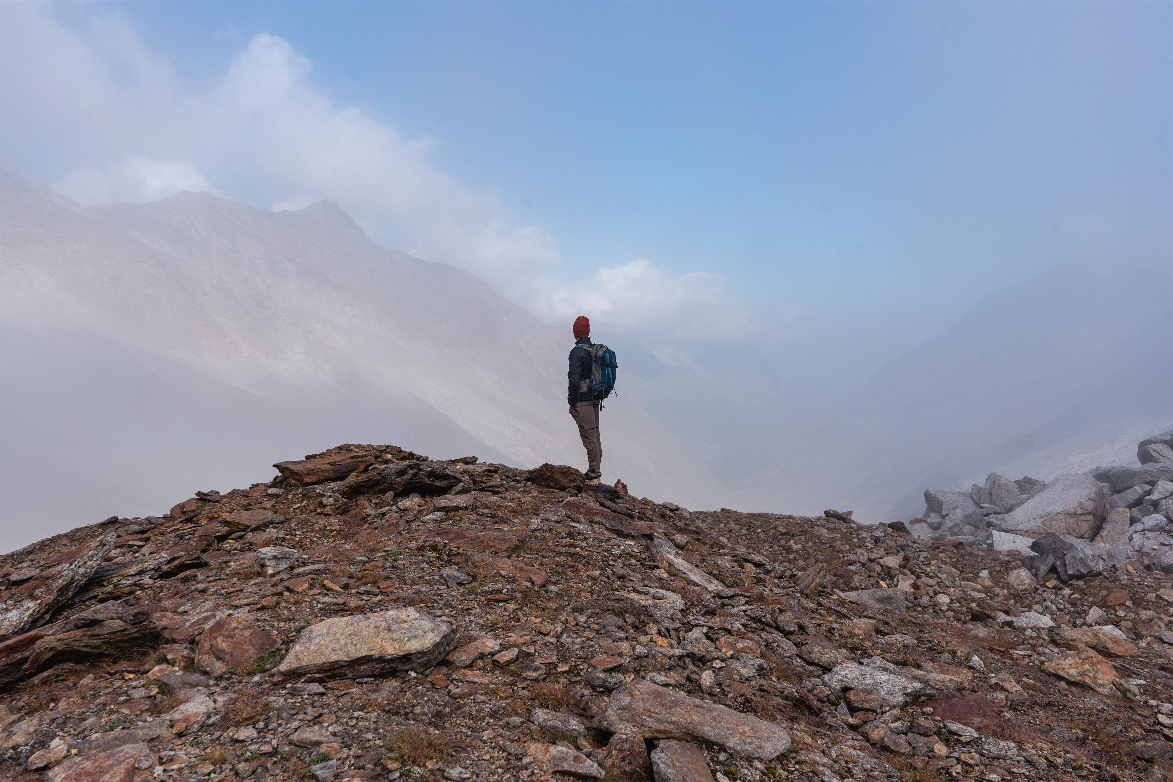 Schweizer Wandernacht - Sonnenaufgang hoch über dem Mattmarksee Schweizer Wandernacht - Sonnenaufgang hoch über dem Mattmarksee
