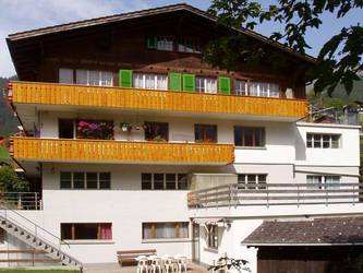 Die Gruppenunterkunft Motondo liegt 1 km vor dem Dorf Adelboden