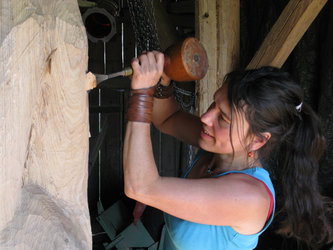 Martina Kreitmeier aus Vilsheim (GER) ist eine der fünf Frauen, die zusammen mit drei Männern an der 5. Internationalen HolzART-Woche Glarus teilnehmen.