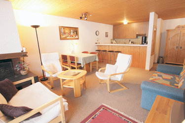 Wohnzimmer und die offene Küche