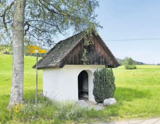 Am%20Strassenrand%20im%20T%C3%A4nndli%20unter%20einer%20schattigen%20Birke%20steht%20die%20kleine%20Sebastianskapelle.%20%28Bild%20Andreas%20Faessler%29
