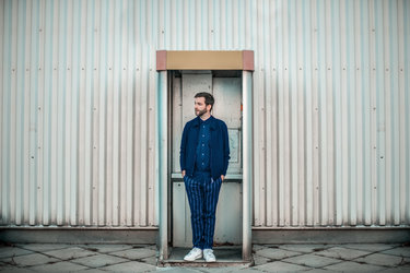 Josh. bringt seine Popsongs von Wien am Freitag auf die Glarner Haupt-Bühne. (Bild: © Carina Antl)