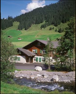 Das Ferienhaus befindet sich in ruhiger Umgebung direkt an der Engstligen, dem schönen Bergbach
