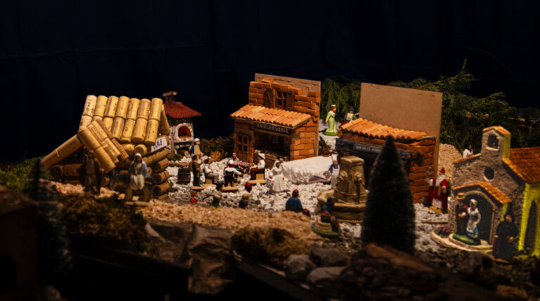 Crèche De Noël Miniature En Boîte Métal - Figurines En Résine (Sainte Famille, Moutons) - Environ 9,5x6 Cm - 11