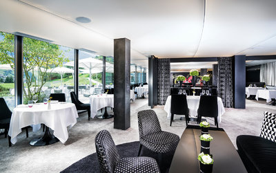 © 7132 Hotel: Restaurant 7132 Red