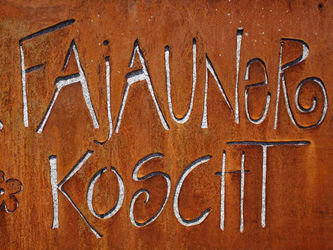 Tavolata auf dem Hof von Familie Flütsch in Fajauna oberhalb Schiers