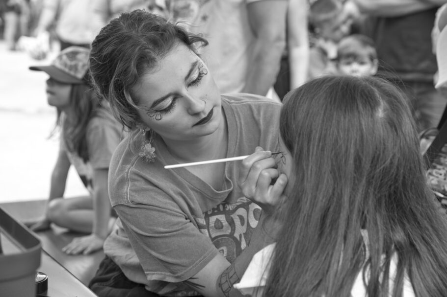 Titelbild des Events: Gratiskonzert: Kinderprogramm mit dem Kindertheater Lampefieber & Hilfsscheriff Tom (CH)